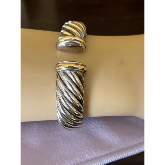 DAVID YURMAN HINGE 9.25 SILVER W/ 18k GOLD TIPS. - Picture 2 of 5